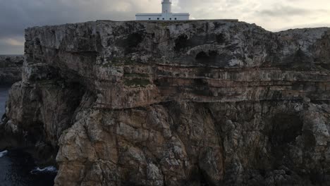 revelación cinematográfica del faro en la cima de un acantilado rocoso en españa