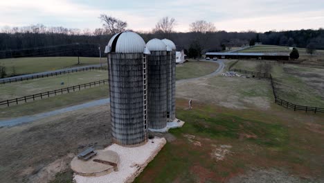 silos de ferme sur des terres agricoles à clemmons en caroline du nord