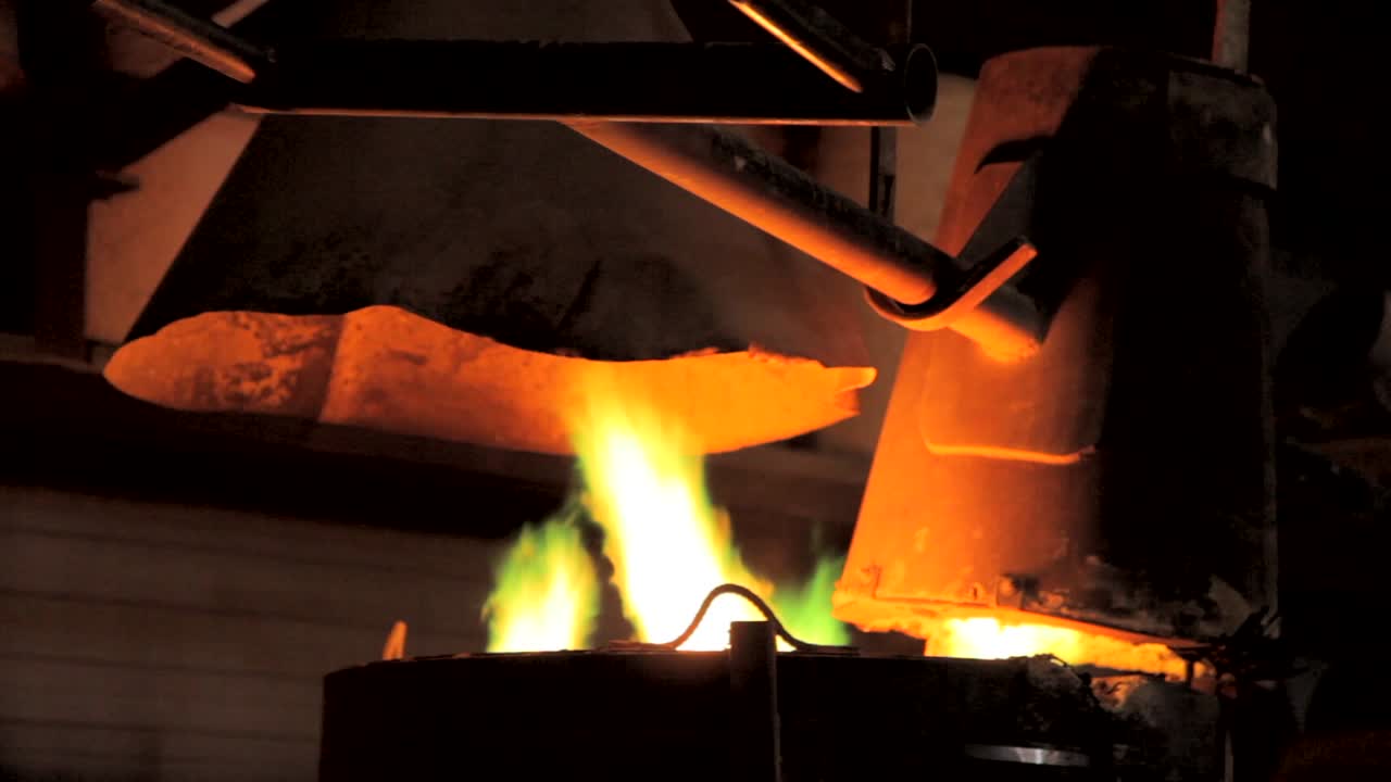 fuego amarillo y verde en la fábrica de bronce