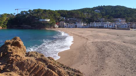 sa riera begur playa europea en mediterraneo españa casas blancas mar en calma azul turquesa begur costa brava ibiza