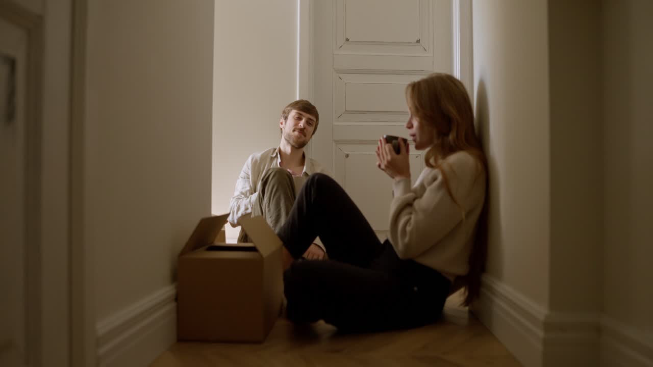 pareja relajándose durante una mudanza