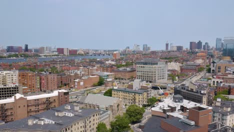 Boston,-Massachusetts-En-Verano.-Hermosa-Toma-Aérea-De-Establecimiento