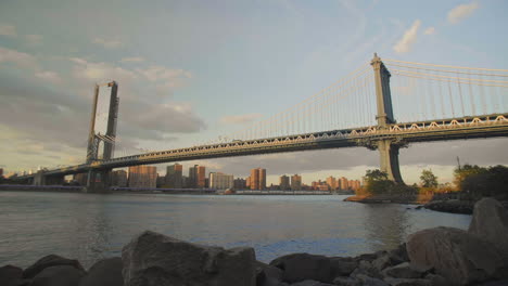 Kardanische-Aufnahme-Der-Brücke-Von-Manhattan-Während-Der-Goldenen-Stunde