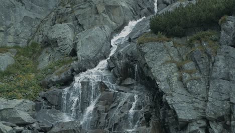 Cascada-Con-Cámara-Lenta-En-Los-Altos-Tatras-De-Eslovaquia-Con-Grandes-Rocas