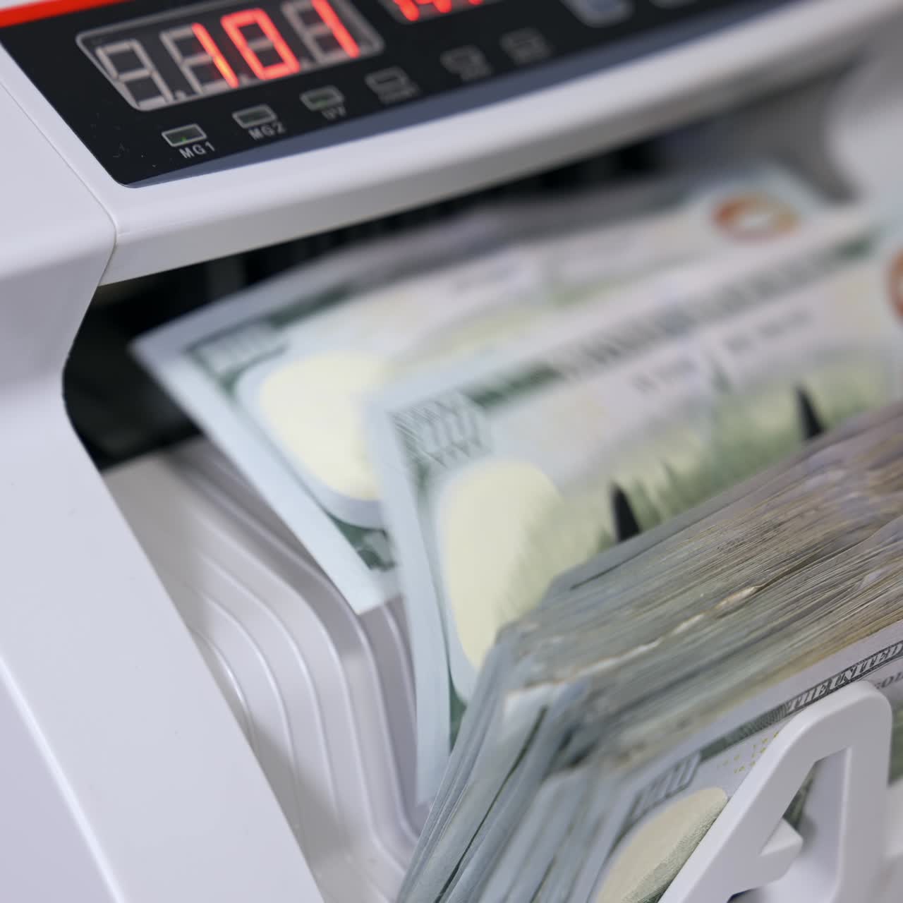 Una macchina contabanconote elettronica sta contando le banconote americane da cento dollari. La valuta mondiale è il dollaro statunitense.