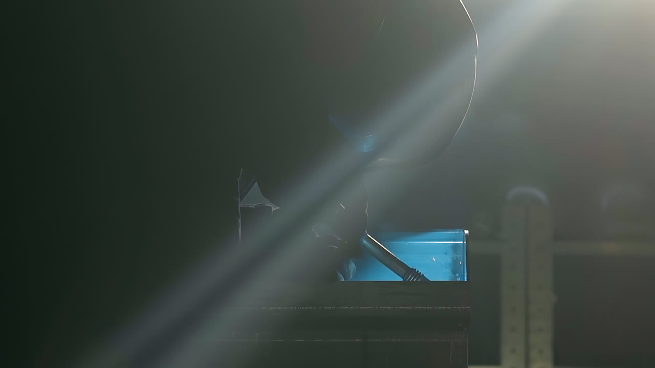 스 ⁇  디테일과 용접을 연결하는 직원의 실루 ⁇