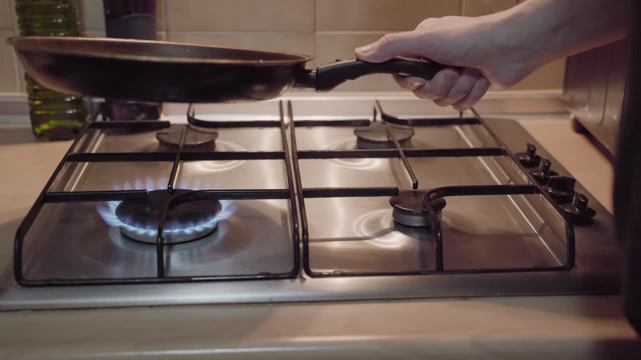 베이킹 오일을 가득 채운 프라이팬에 팬케이크 반죽을 매끄럽게 펴기 - 꾸준함, 미디엄 샷