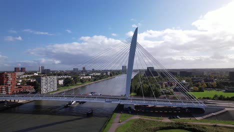 Pan-Lateral-Que-Muestra-El-Puente-De-Cable-Prins-Clausbrug-Acceso-A-La-Ciudad-Del-Barrio-Residencial-De-Utrecht-Kanaleneiland