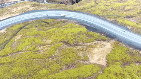 disparo de drones inclinándose hacia arriba de un río de islandia
