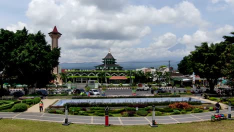 gran mezquita magelang, indonesia. aéreo hacia adelante