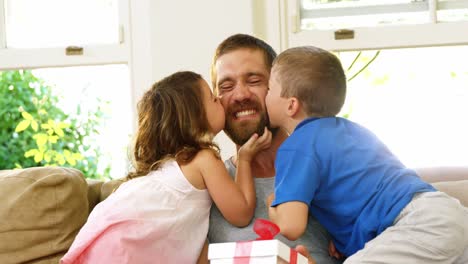 niños besando a su padre