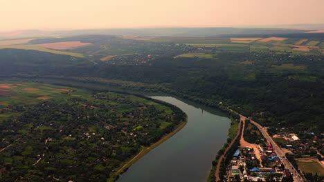 hermosa toma cinematográfica de drones de soroca en moldavia con vista al río nistru