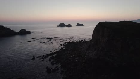 Hermosos-Acantilados-En-El-Tranquilo-Golfo-De-Vizcaya-Justo-Después-De-Una-Puesta-De-Sol-En-Suances-En-La-Provincia-De-Cantabria