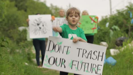 Una-Voluntaria-Sostiene-Un-Cartel-De-Protesta,-No-Destruyas-Nuestro-Futuro.-Contaminación-De-La-Naturaleza-Plástica.-Reciclar