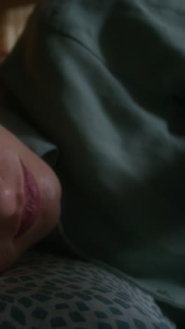 persona que envía mensajes de texto y persona que duerme