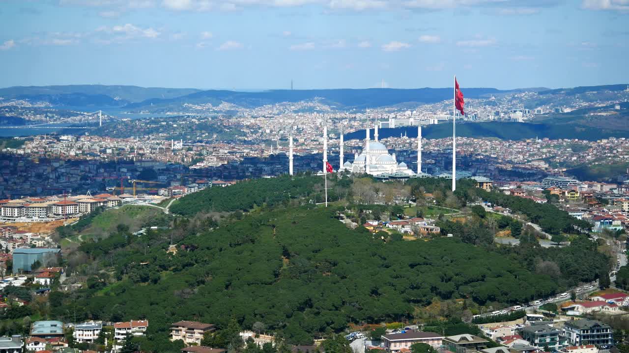 paisaje de la ciudad de estambul con mezquita y bandera turca