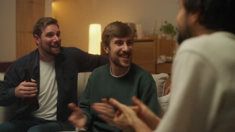 amigos celebrando una victoria