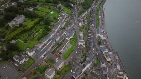 Luftaufnahme-Des-Stadtzentrums-Von-Cobh-Mit-Häusern-Und-Der-Küste