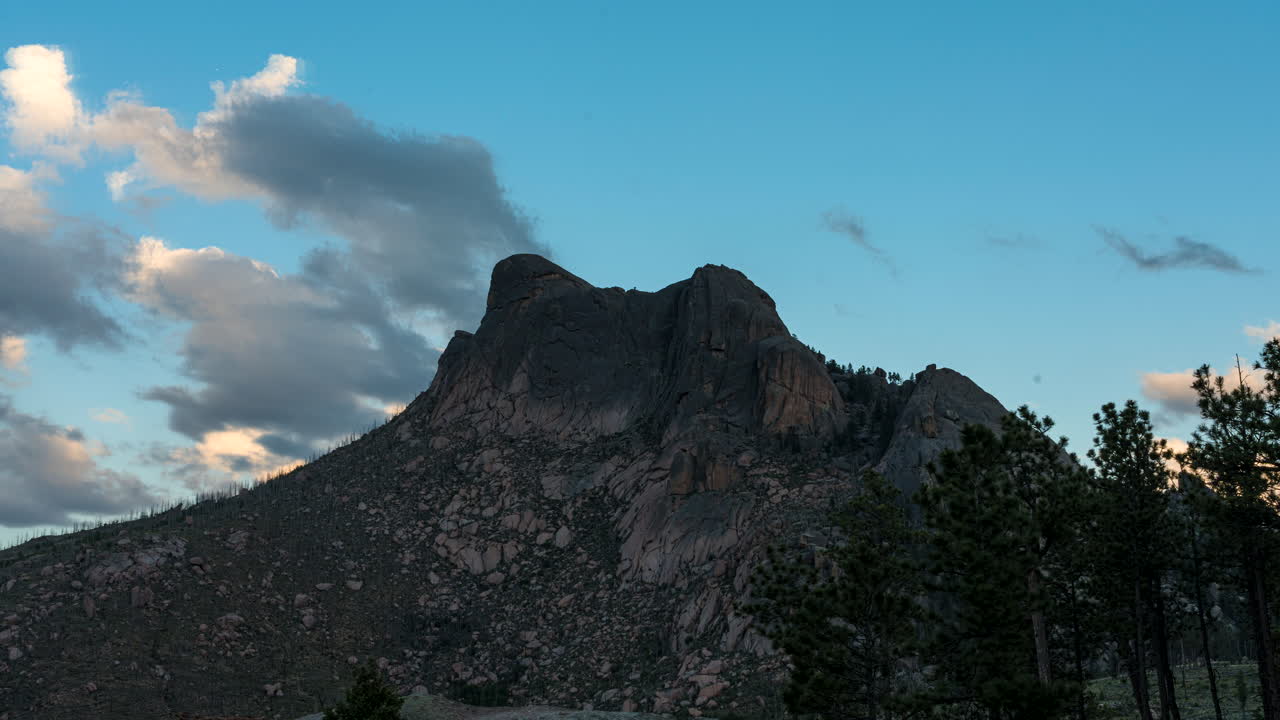 nubes brillantes vuelan sobre sheeprock en los bosques nacionales de pike-san isabel