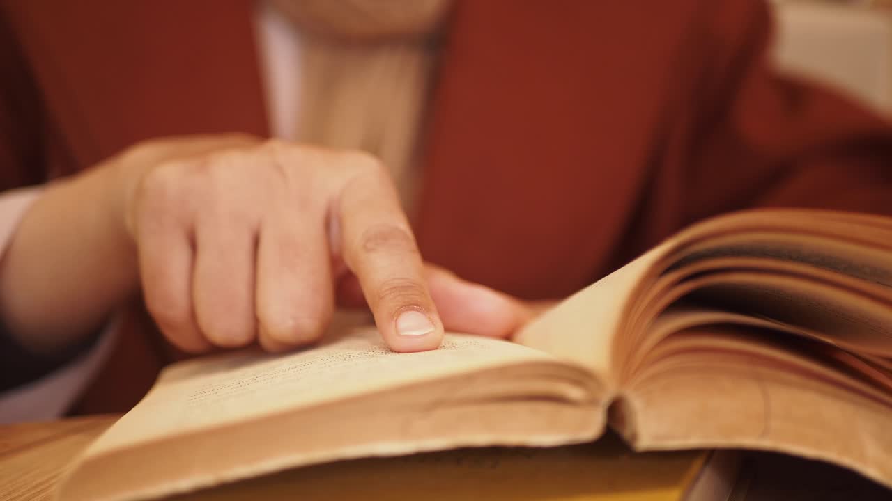 Persona che legge un vecchio libro