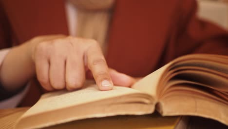 persona leyendo un libro antiguo