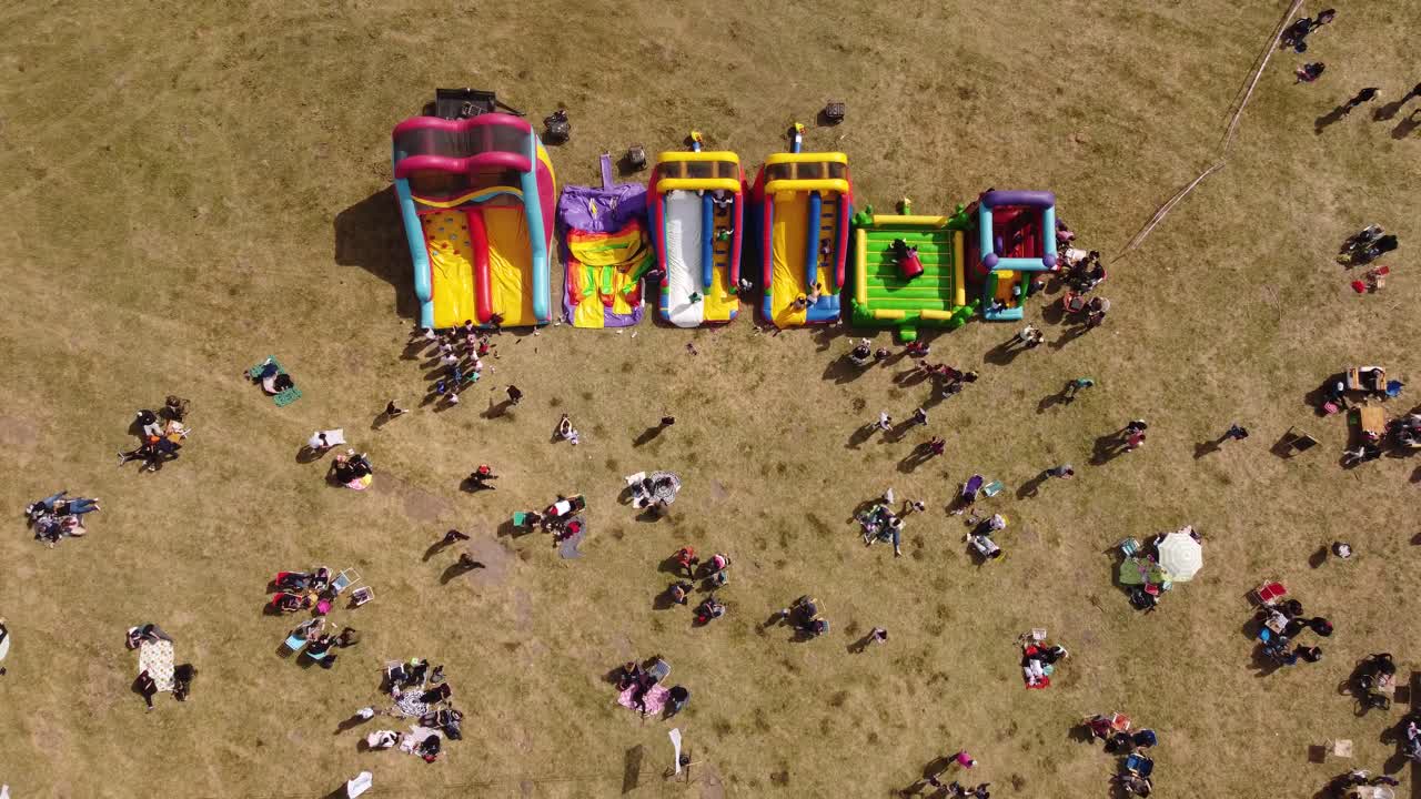 어린이를 위한 컬러 풍선 슬라이드 및 야외 게임