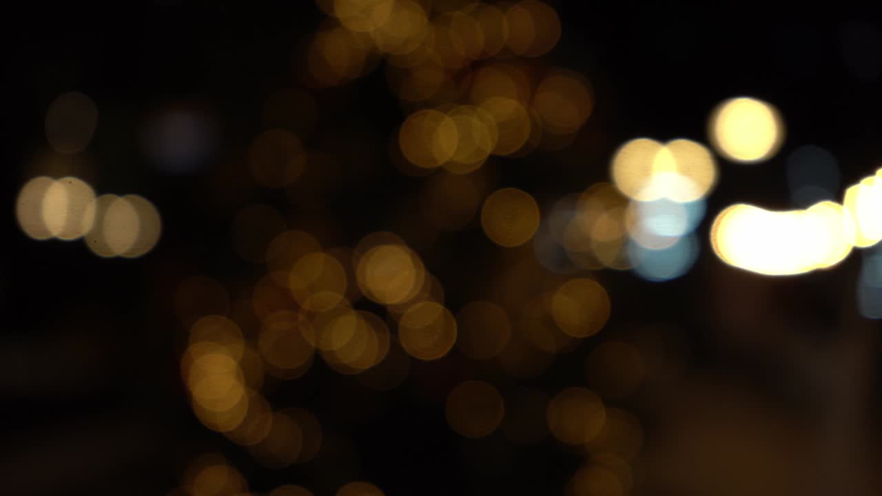 bokeh de luces de guirlandas. foco suave borroso. la guirlanda está parpadeando. luces de la ciudad por la noche. estado de ánimo navideño