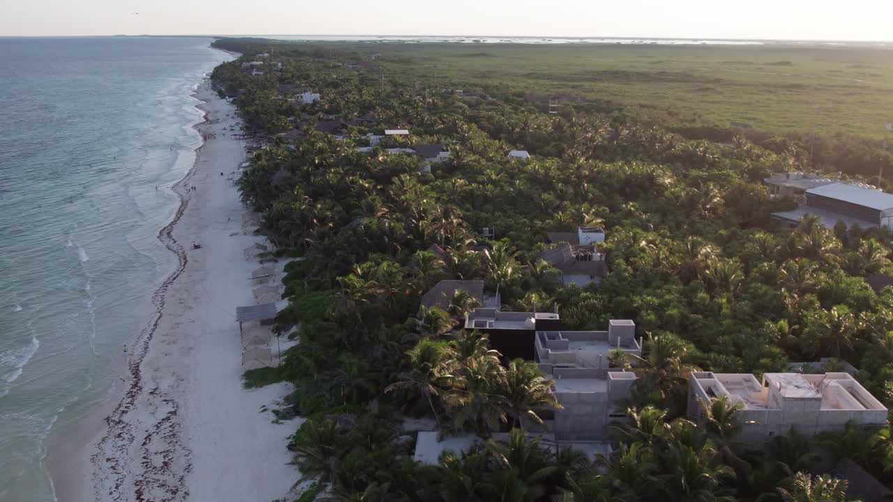 órbita aérea alrededor de casas y resorts en la playa en tulum cancún, méxico