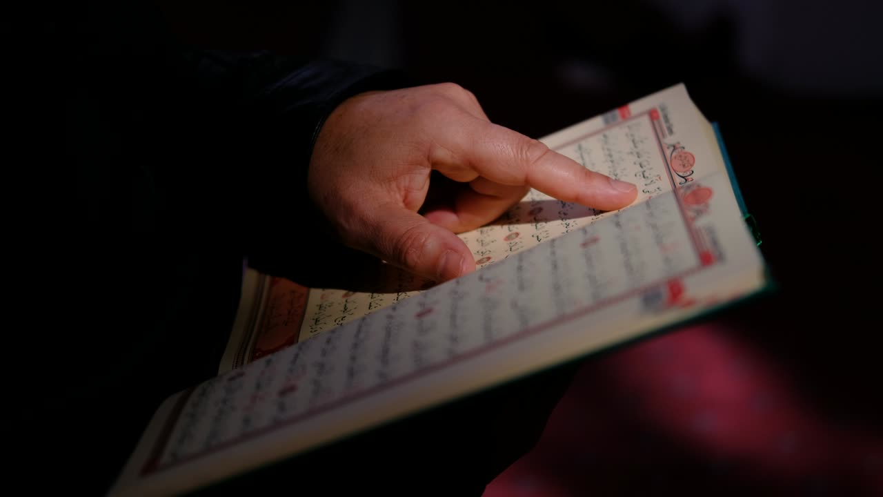 빛은 손을 읽고 코란 모스크