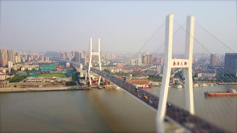 hora del día paisaje urbano de shanghai tráfico puente lupu a la orilla del río panorama aéreo 4k inclinación cambio china