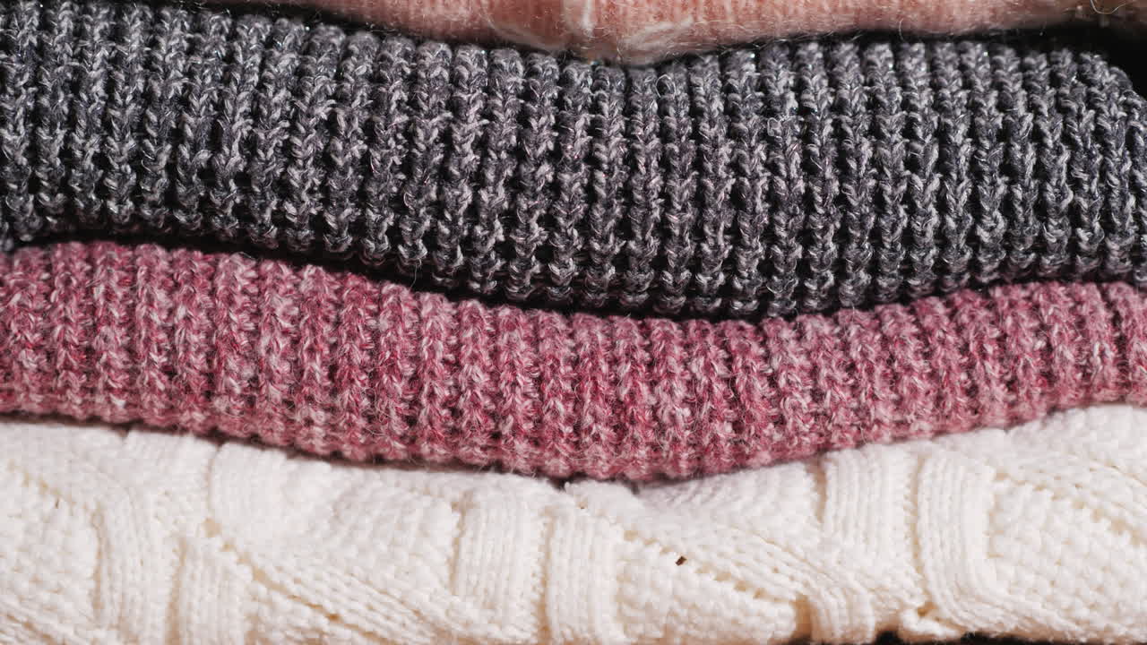 가지런히 접은 겨울옷 니트 겨울옷