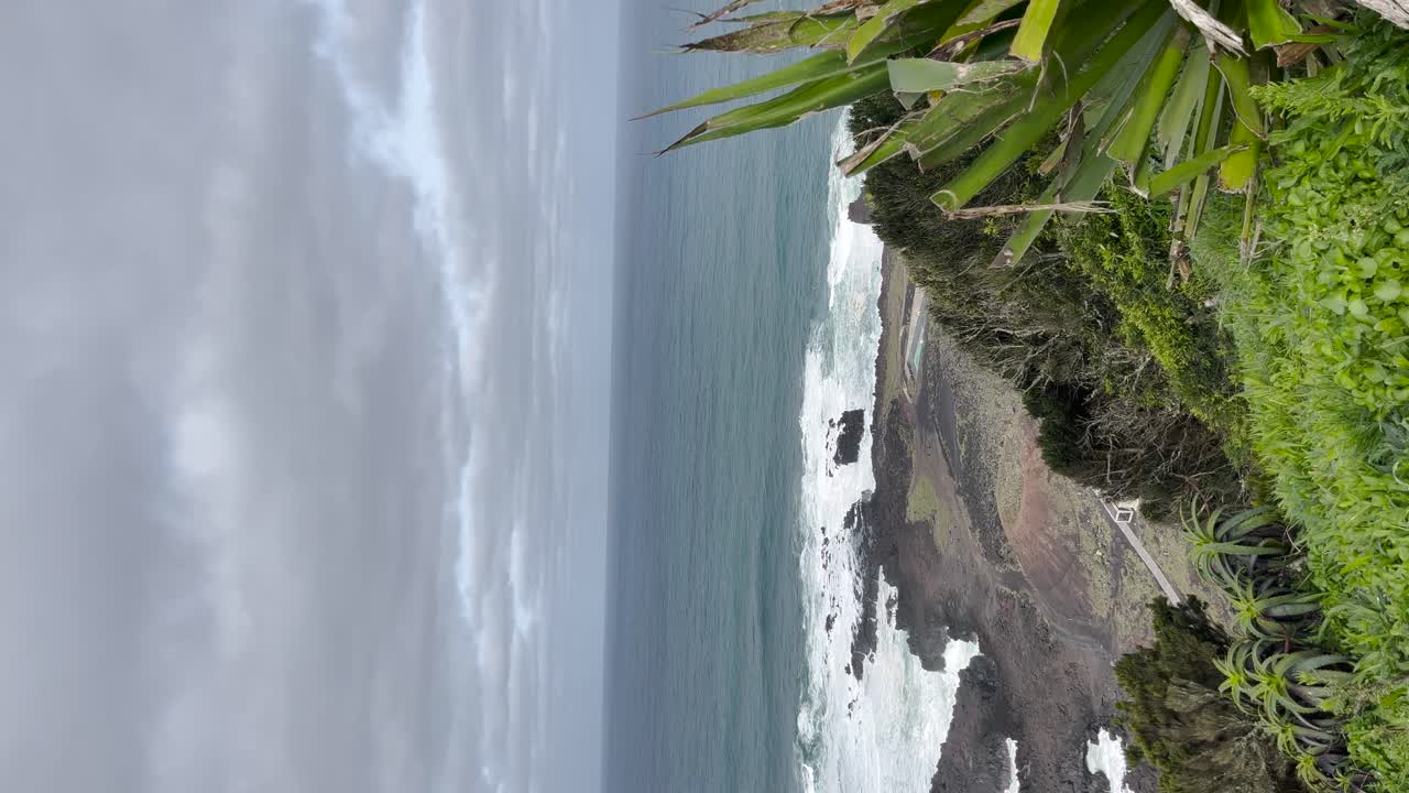 portugal islas de los azores costa de roca de arena volcánica línea vertical video naturaleza