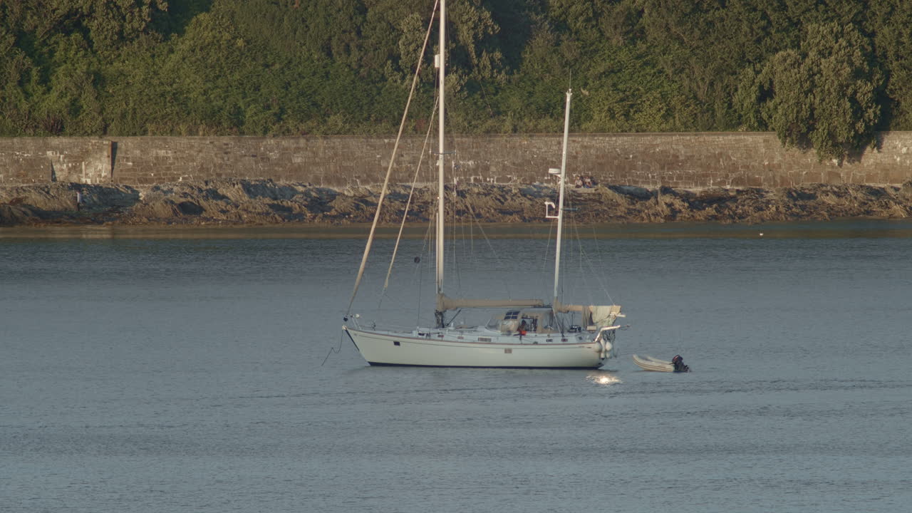 revelación lenta del velero amarrado frente a la costa de falmouth, teleobjetivo