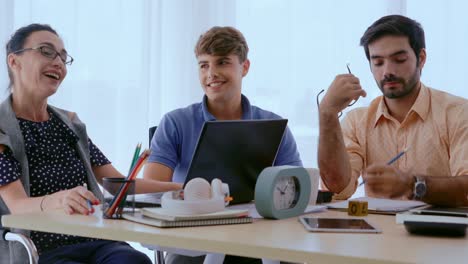 reunión de un grupo de empresarios creativos, diseñadores y artistas en el escritorio de la oficina.
