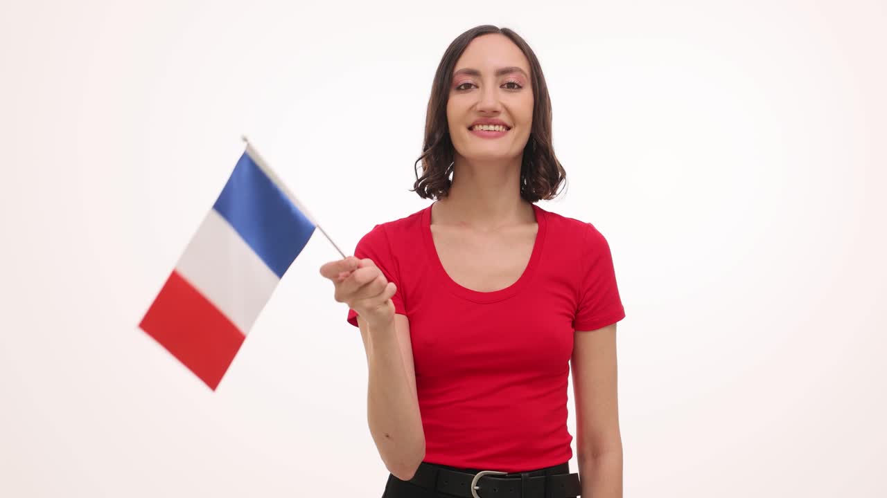 Donna sventola la bandiera francese mostrando orgoglioso supporto tricolore