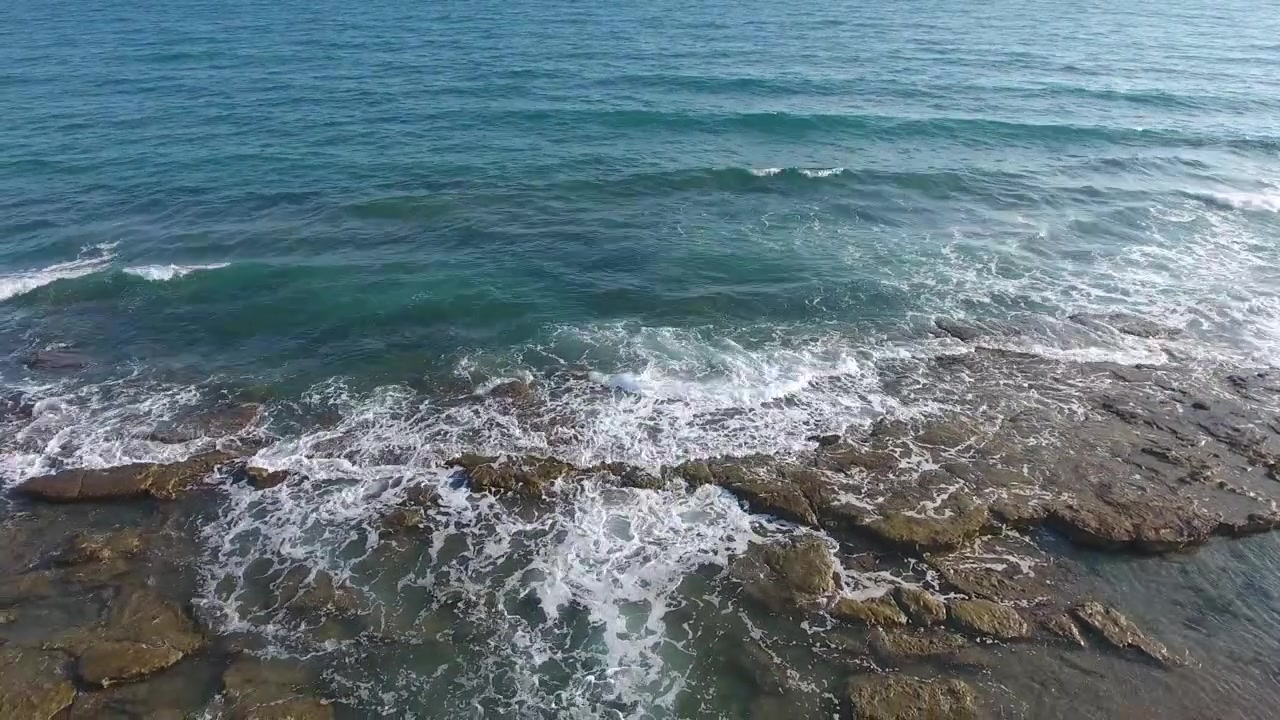 Kayalık Kıyı Şeridine Çarpan Okyanus Dalgalarının Hava Görünümü