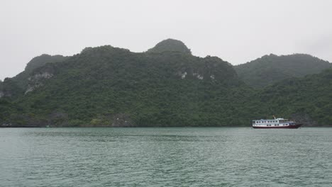 Cruise-ship-sailing-through-Ha-Long-Bay-in-Vietnam