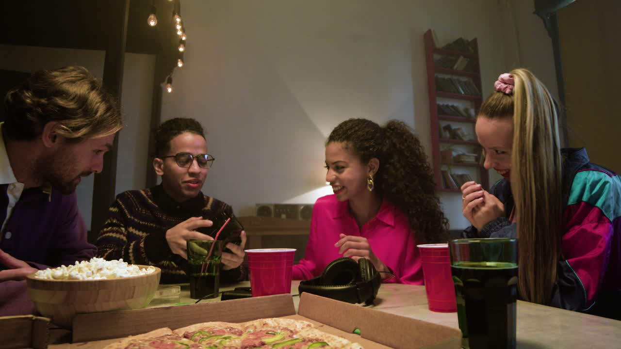 amigos hablando en una fiesta
