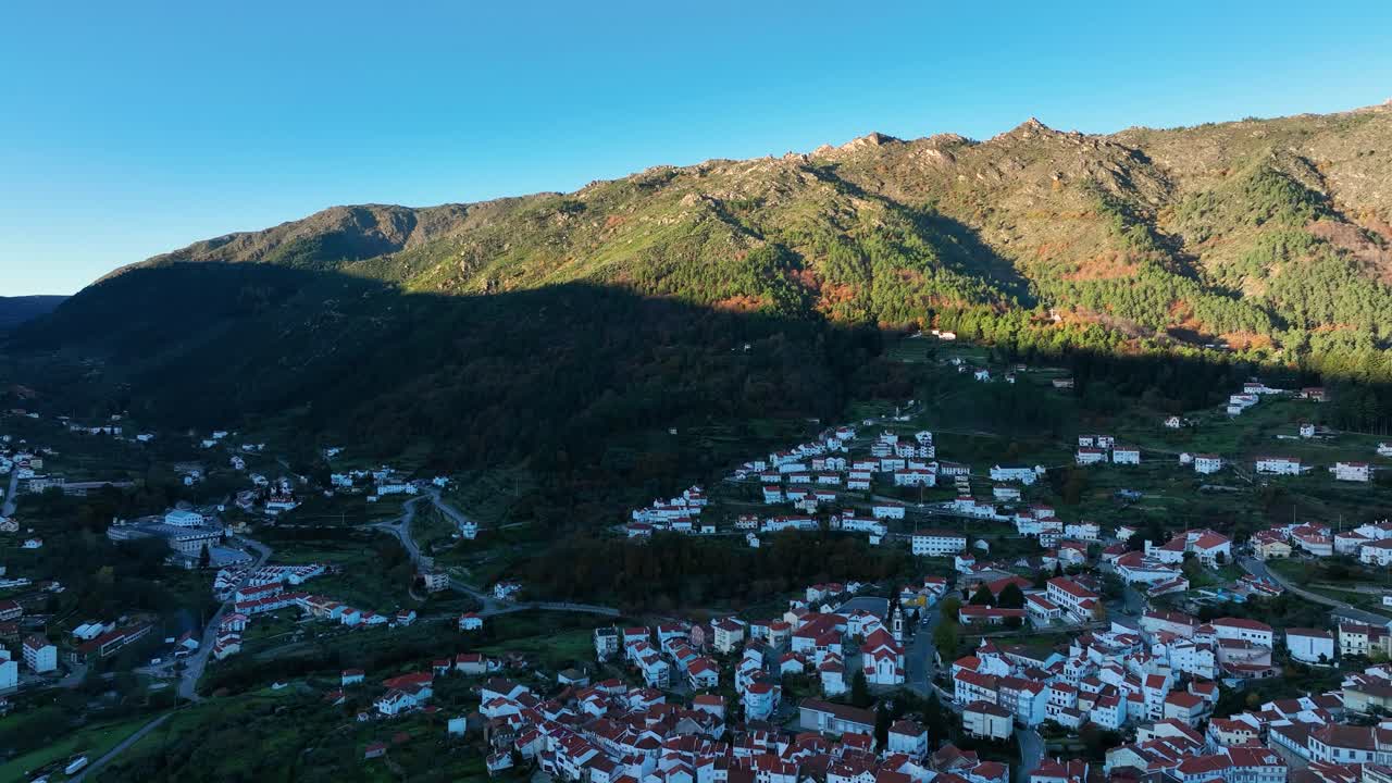 O sol nasce sobre a remota aldeia de montanha de Manteigas, Serra da Estrela