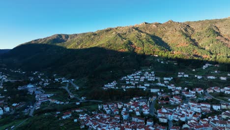 El-Sol-Sale-Sobre-El-Remoto-Pueblo-De-Montaña-De-Butters,-Serra-Da-Estrela