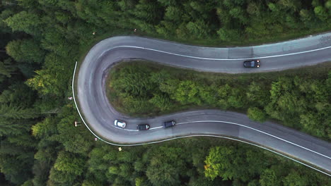 Vertikalformatige-Statische-Luftaufnahme-Von-Autos,-Die-In-Einer-Haarnadelkurve-Auf-Nyerges-Teto-Fahren