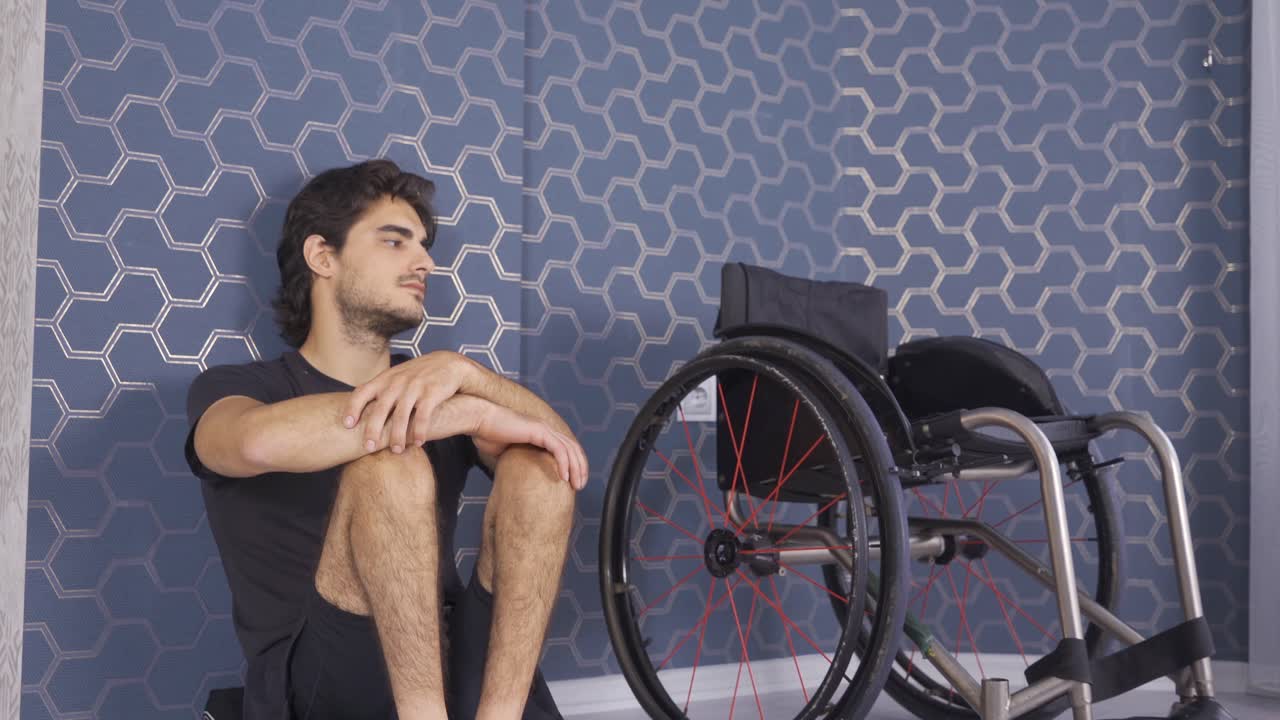 el infeliz adolescente discapacitado está solo.