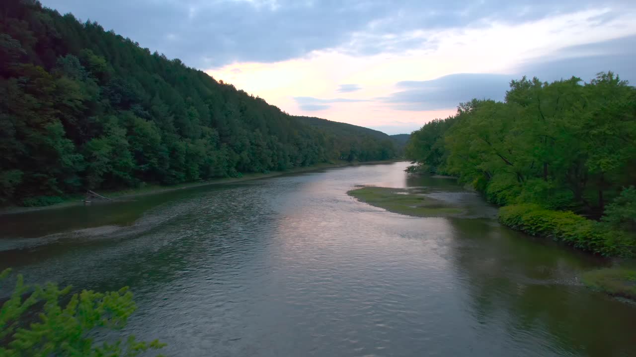 Pennsylvania'daki Susquehanna Nehri'nin gün batımında dronun su üzerinde havadan süzülmesiyle oluşan güzel su yansıması
