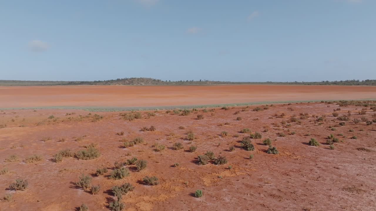 clip de drone de gran ángulo que muestra el colorido desierto del interior de australia con vistas de un paisaje único en el horizonte