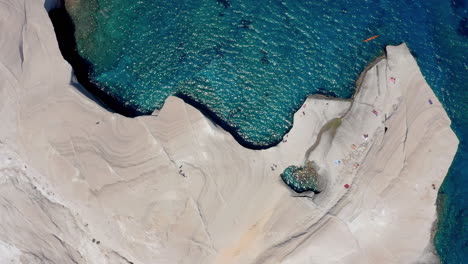 Vista-Aérea-De-La-Famosa-Playa-Griega-De-Sarakiniko-En-La-Isla-De-Milos,-Grecia