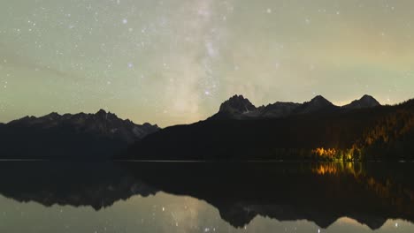 Lapso-De-Tiempo-De-La-Vía-Láctea-Con-Pintoresco-Lago-Y-Reflejo-De-Montaña-En-El-Agua