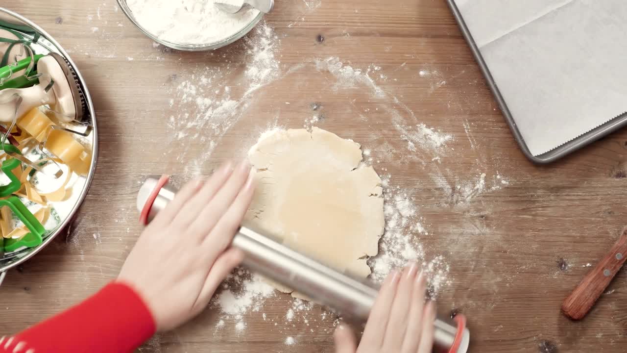 Memanggang kue kering gula untuk Natal
