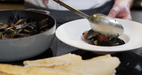 Chef-Está-Decorando-El-Plato-De-Mejillones-2