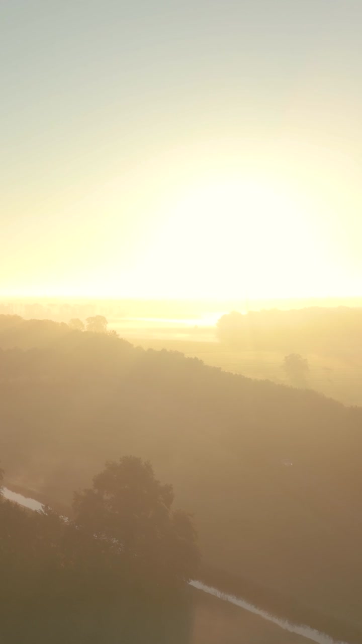 계곡 위 의 안개 가 가득 한 해가 뜨는 것