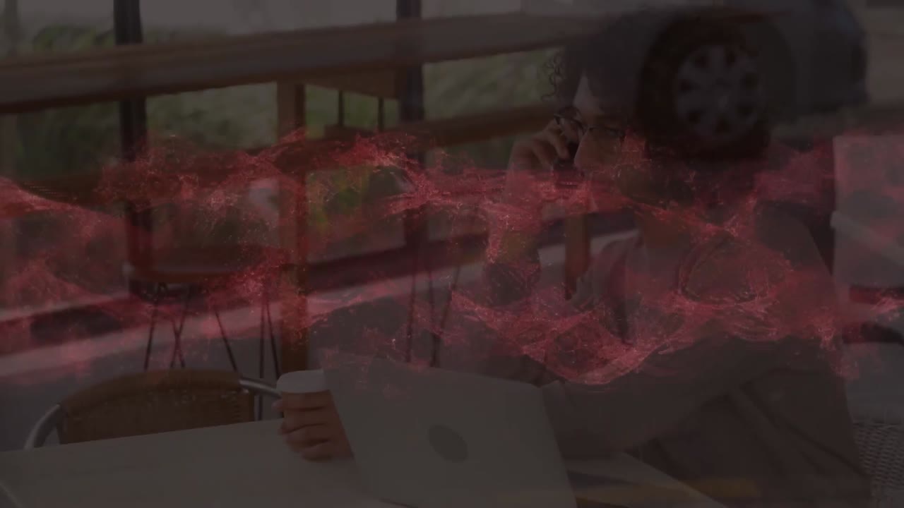 animación de ondas rojas sobre el hombre de negocios en la oficina